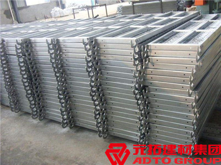 鋼跳板規(guī)格型號(hào)有幾種？鋼跳板生產(chǎn)廠家電話是多少？